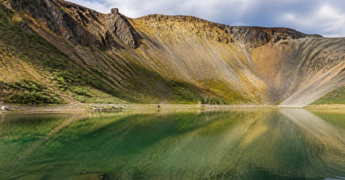 Lacul de Smarald și un vulcan stins atrag 40.000 de turiști anual la Racoș, Brașov