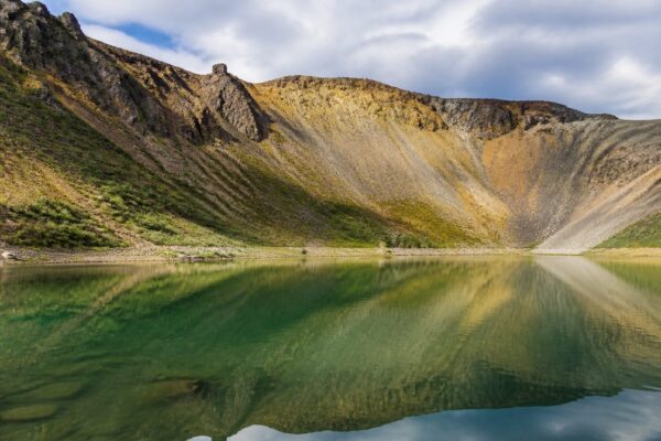 Lacul de Smarald și un vulcan stins atrag 40.000 de turiști anual la Racoș, Brașov