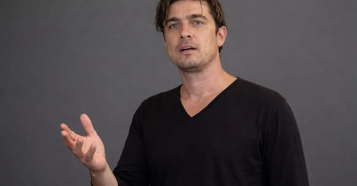Riccardo Scamarcio (46 de ani) ajunge la Buzău în 2026
