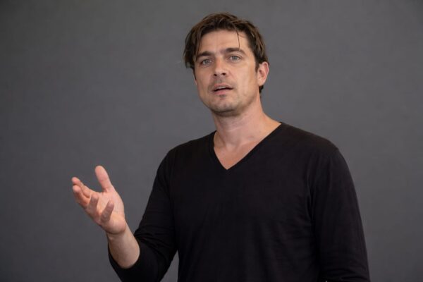 Riccardo Scamarcio (46 de ani) ajunge la Buzău în 2026