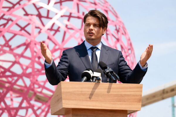 Selly a plătit 10.000 de euro pentru tunsul gazonului la Nibiru