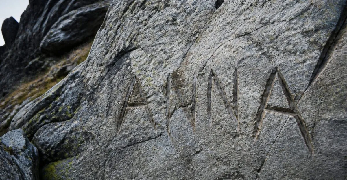 Un turist a vandalizat o stâncă de pe Transfăgărășan cu numele „Anna”