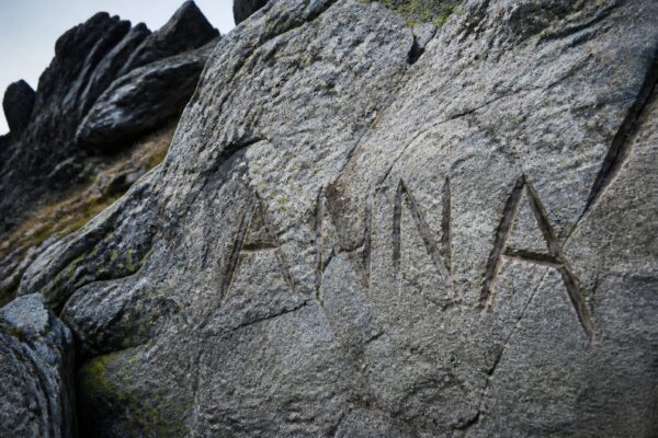 Un turist a vandalizat o stâncă de pe Transfăgărășan cu numele „Anna”
