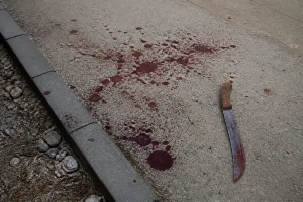Trei bărbați s-au atacat cu macete și cuțite în Târgu Jiu