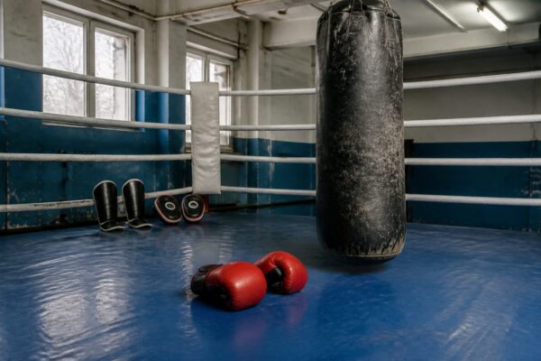 Angelina Jolie a apărut la un club de box din Harkov. Knox s-a antrenat acolo cu sportivi ucraineni