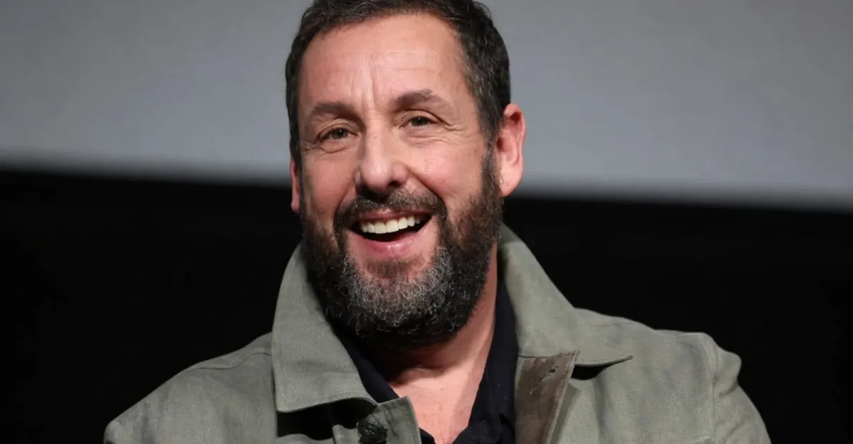 Adam Sandler a împlinit 60 de ani cu o avere estimată la 440 de milioane de dolari. Cum a ajuns aici
