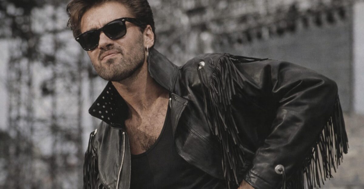 George Michael își vede chitara din Faith evaluată la 120.000 de lire. Ce alte 31 de obiecte ies din culise la vânzare