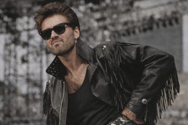 George Michael își vede chitara din Faith evaluată la 120.000 de lire. Ce alte 31 de obiecte ies din culise la vânzare
