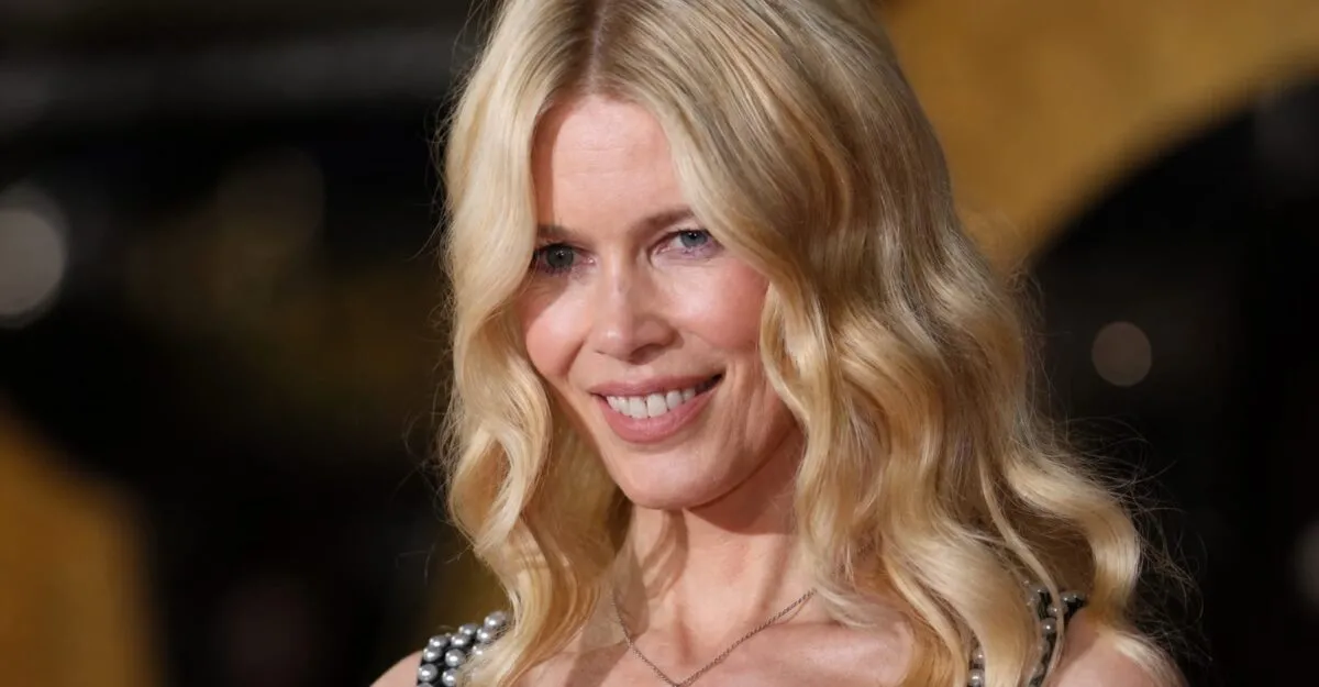 Claudia Schiffer pozează în costum de baie la 56 de ani. Rutina ei nu include antrenamente intense