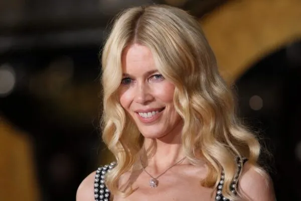 Claudia Schiffer pozează în costum de baie la 56 de ani. Rutina ei nu include antrenamente intense