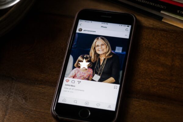 Keeley Brosnan, 62 de ani, o omagiază pe Gloria Steinem. Ce fotografie rară cu Prințul Archie a publicat Meghan