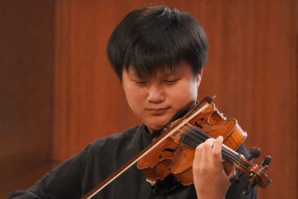 Un băiat de 11 ani schimbă povestea la „George Enescu”. Jayden King vine din Statele Unite