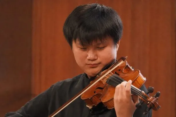 Un băiat de 11 ani schimbă povestea la „George Enescu”. Jayden King vine din Statele Unite