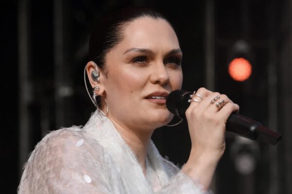 Jessie J se retrage temporar din viața publică și intră într-o pauză online înaintea noii operații