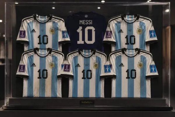 Tricourile lui Messi de la Mondial au spart banca. Lotul cu șase piese a luat 7,8 milioane