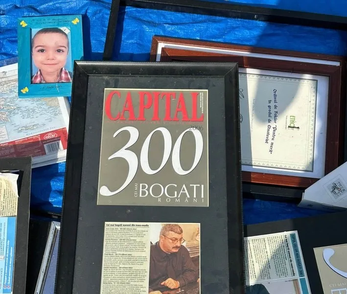Fotografii și acte atribuite lui Silviu Prigoană, expuse într-un târg de vechituri din Vitan, București