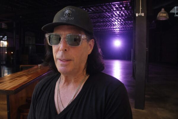 Așa arată azi Richard Grieco. Poartă bandană, pictează de 20 de ani și pregătește „Vanished”