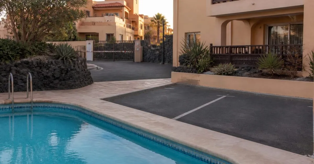 Sasu s-a mutat definitiv în Tenerife după moartea soției. Plătește 1.200 de euro pe lună pentru apartament și facilități