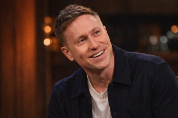 Russell Howard, la 46 de ani, și-a pierdut fiul la scurt timp după naștere și a pornit o fundație cu soția sa