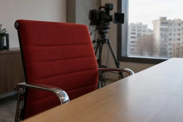 Bela Bajaria părăsește Netflix după zece ani, cu Peter Rice desemnat succesor