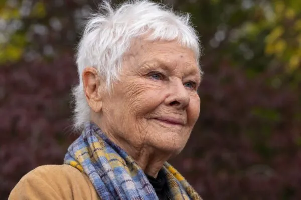 Judi Dench nu mai vede suficient ca să joace, dar refuză pensionarea la 91 de ani